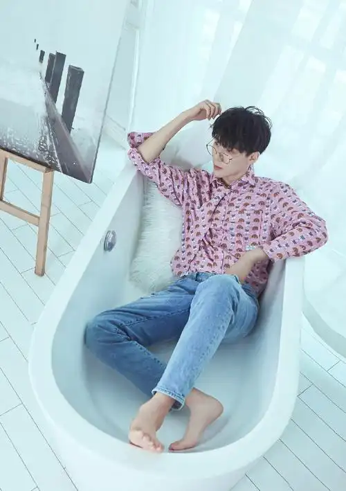 简介:王博文浴室慵懒写真图片,分享一组王博文图片给大家,图中的明星