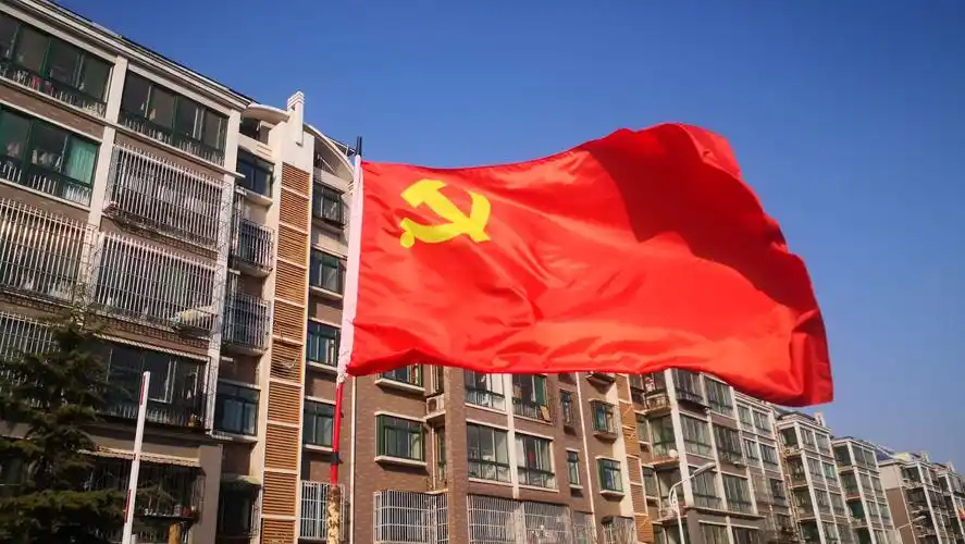 让党旗在防控疫情斗争第一线高高飘扬