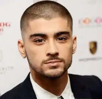 平头,只有短短的头发茬,干净利索,也突显男性的阳刚之美,但这种发型不