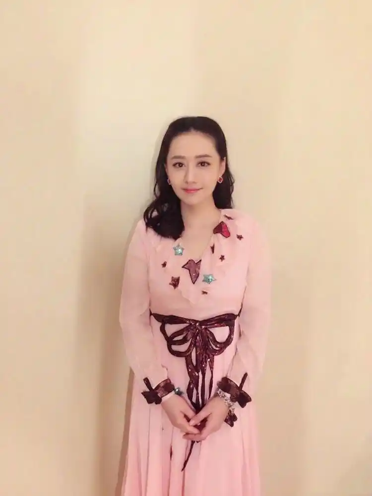 陈德容胸部下垂身材走形,琼瑶女神美人迟暮,"奶奶线"藏不住了_手机