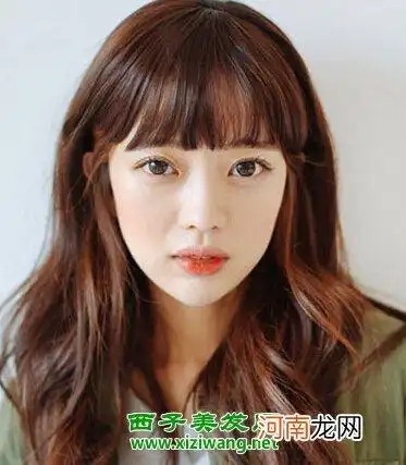 女生齐刘海卷发可爱发型 洋气又有女人味