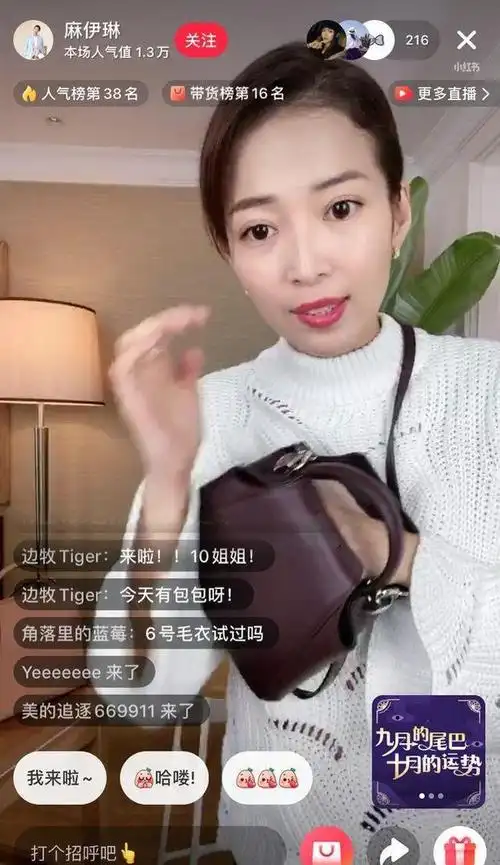 回顾她是东方卫视主持人,曾风光出嫁,离婚后11年独自抚养儿子长大