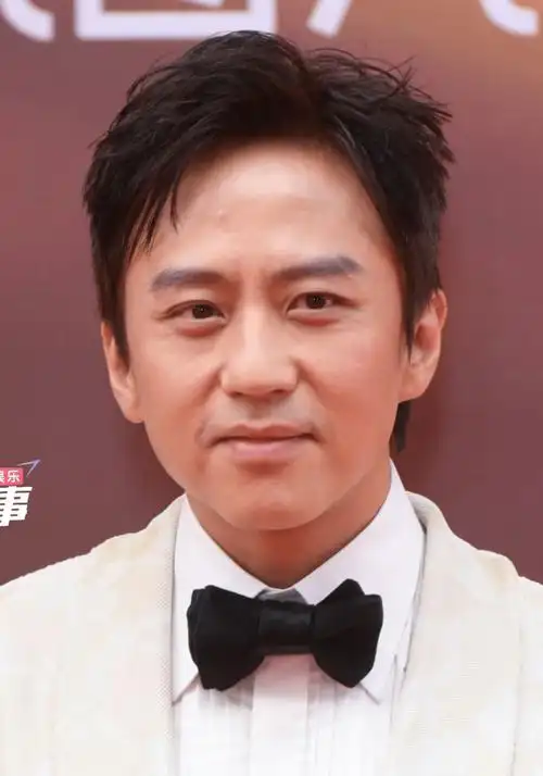 但是眼尾的鱼尾纹,以及法令纹还是很重的,岁月不留情,明星也不能避免