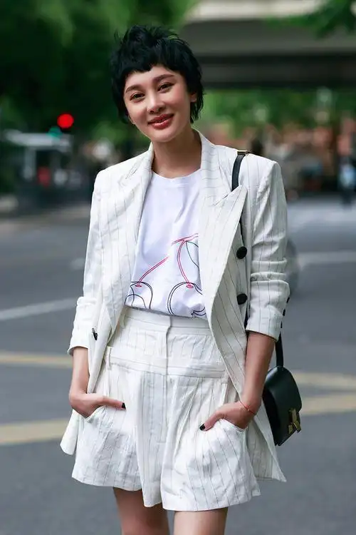 朴树妻子变化真大,一套衣服一个时尚范,唯一不变的是僵硬的脸