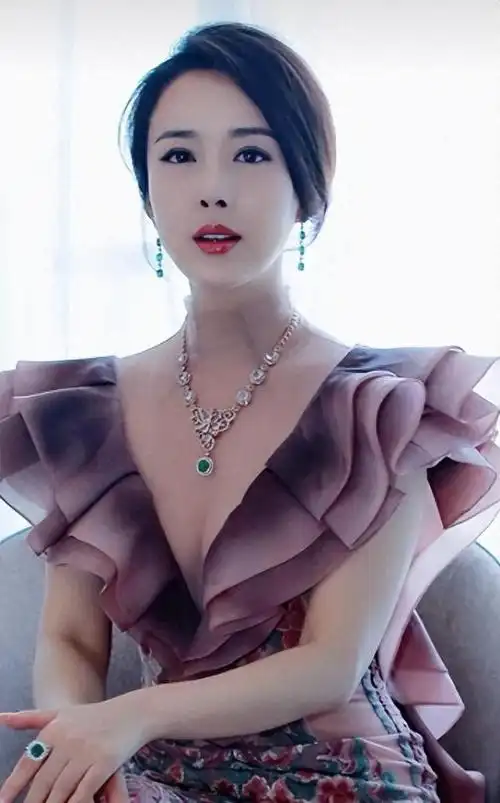 颜丹晨,她是《宝莲灯》中的"嫦娥姐姐",可以说是一个充满美貌的人.