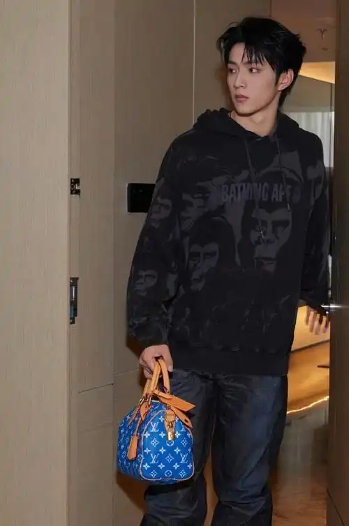 刘耀文把发箍带脖子上