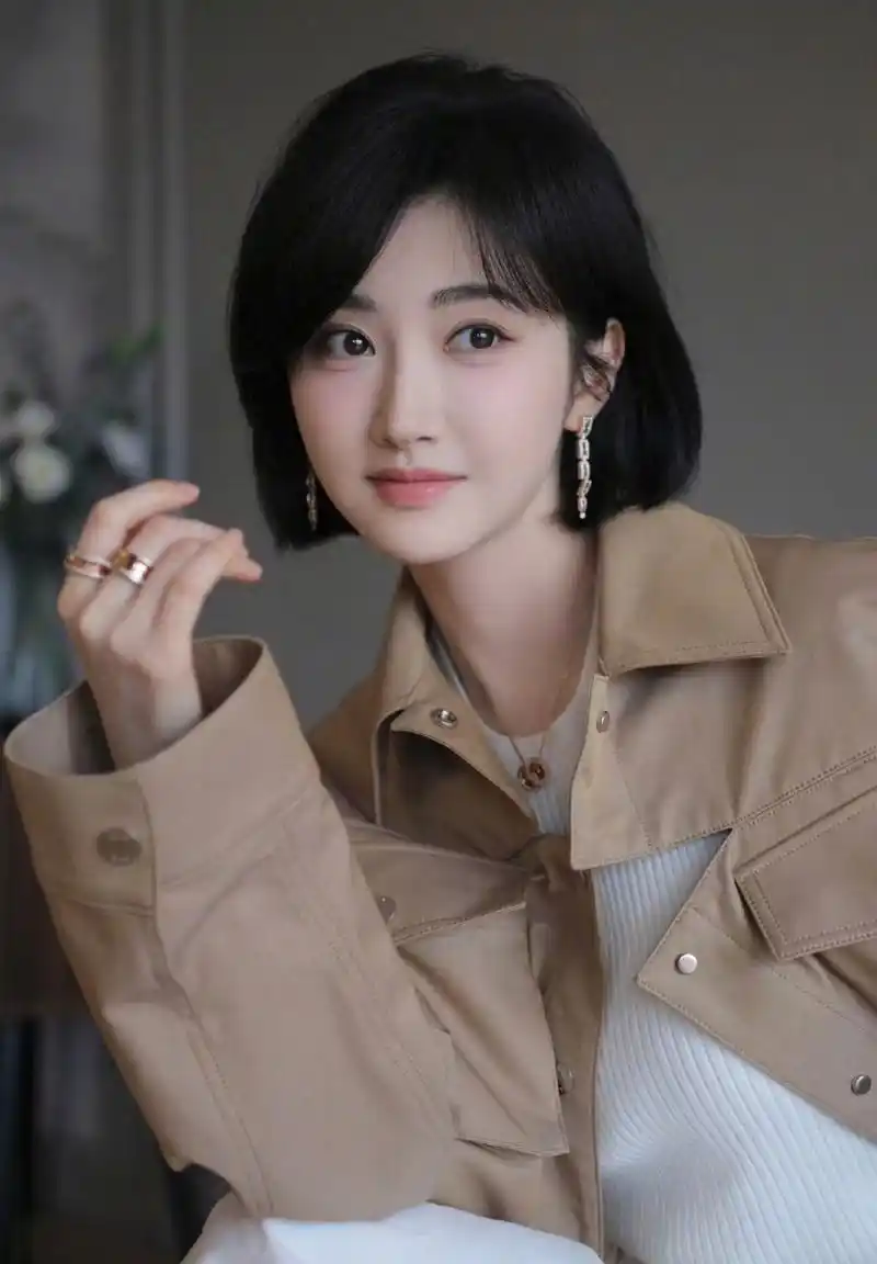 景甜最新照片,这款短发确实好美.