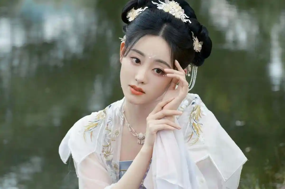 祝绪丹穿古装超好看,手拿蝴蝶扇一看就是大户人家千金,您爱了吗?