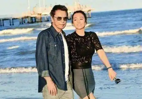 原创54岁巩俐身穿吊带与72岁老公出门逛街赘肉横生驼背佝偻