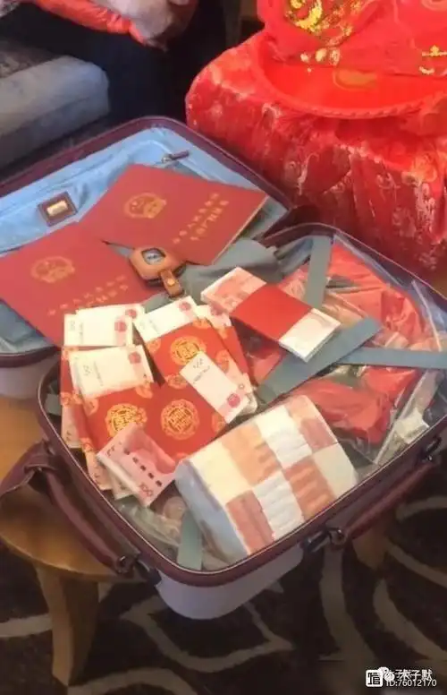 们晒出视频曝光了朱之文给儿媳妇的豪华彩礼,在箱子里装上满满现金