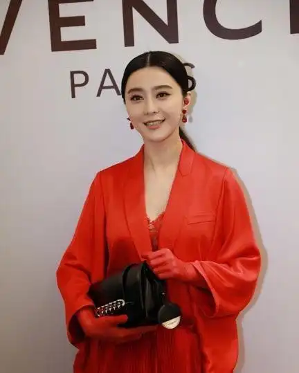 范冰冰穿中式套装出席活动,妆容依然精致,只是眼睛里少了些光彩