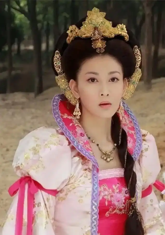 李彩桦.图1-图2:《昭君出塞》-王昭君 图3:《我师傅是黄 - 抖音