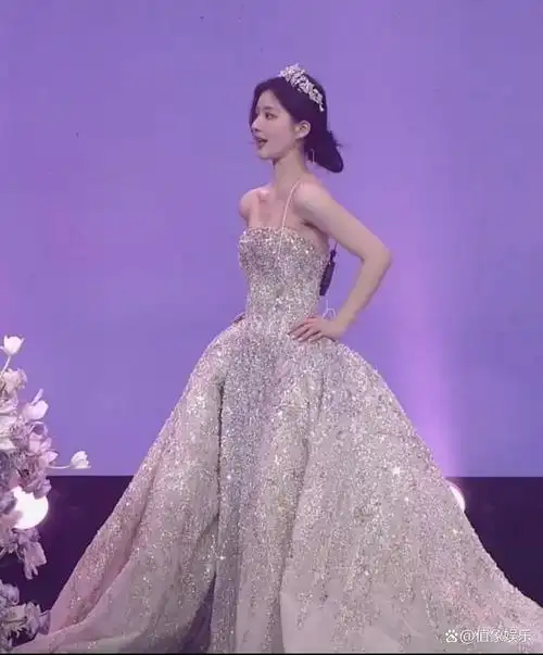 赵露思举办25岁生日会,身材高挑肚子无赘肉,当场潸然泪下