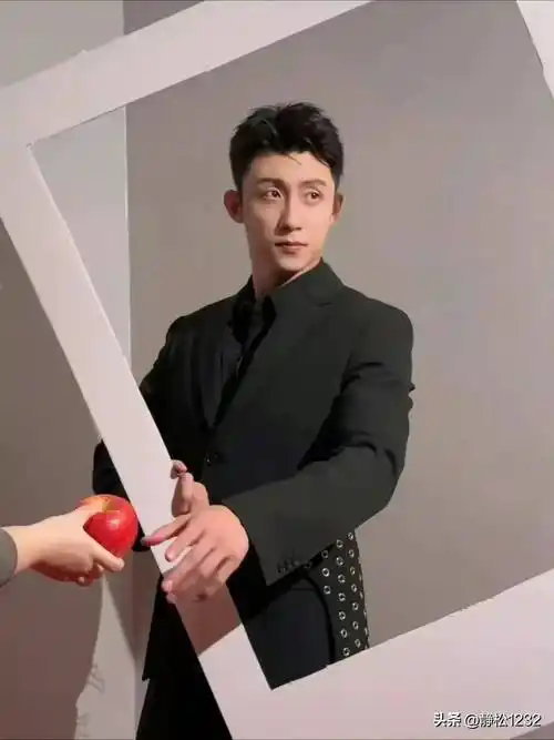 特种兵黄景瑜真的是非常的帅,宽肩窄腰,又a又酷,一身肌肉,腹肌爆棚