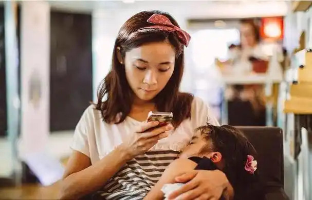 有没有人帮忙带娃对宝妈来说还真不一样,差别主要有两点,扎心了