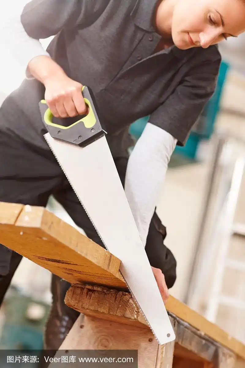女木匠在锯木板