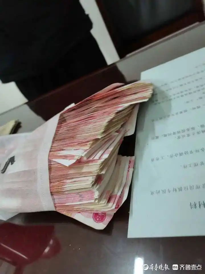 情报站|点赞!济南一乘客捡到五万元现金,交给公交司机及时归还