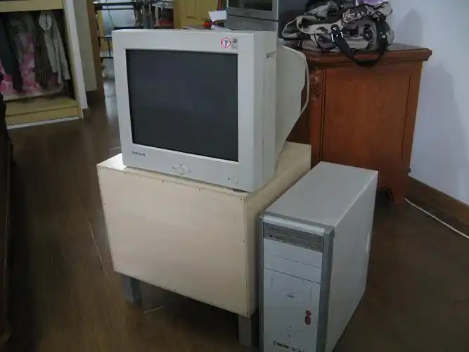 因搬家急需甩卖台式电脑一台17寸显示器,仅需99元