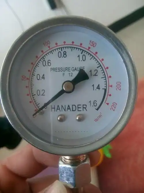 这个气压表 怎么看 测汽车轮胎的压力 应该打在哪算正常_百度知道