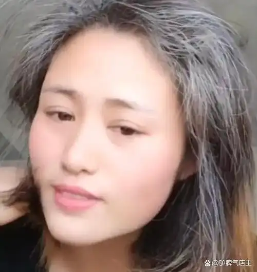 漂亮80后小姐姐竟然满头白发像60多岁?背后原因引起了网友热议!