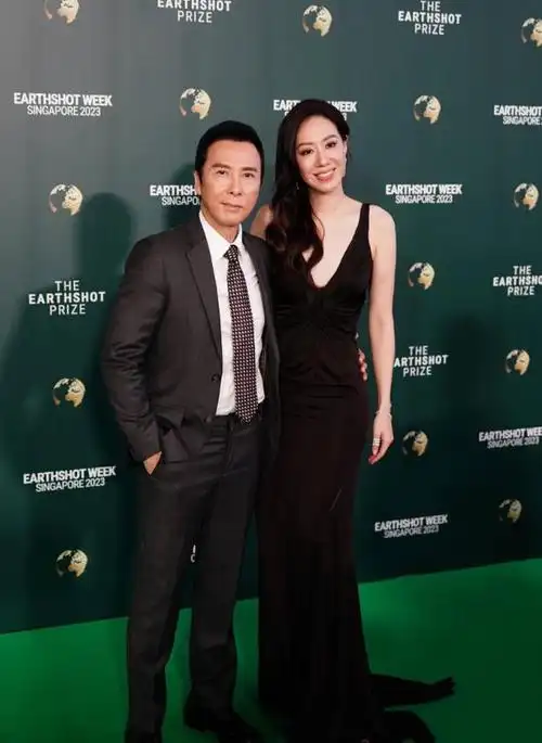 甄子丹携妻子亲昵出席活动,合影超甜