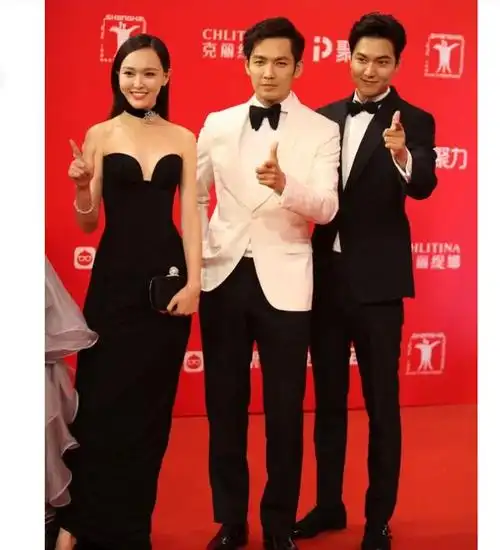 左边唐嫣中间钟汉良右边帅哥是谁看上去比钟汉良还要帅气