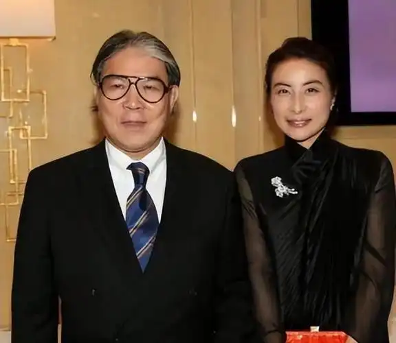 郭晶晶笑着说我跟霍启刚在一起霍启刚有压力我是没什么压力