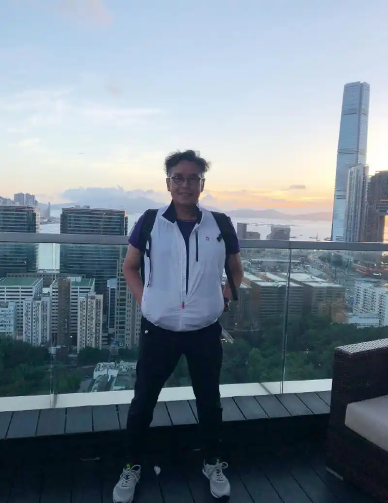 72岁谭咏麟在香港的豪宅"火"了,简约时尚,有个超大阳台,户外就能看到