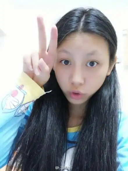 00后自拍动作表情手势