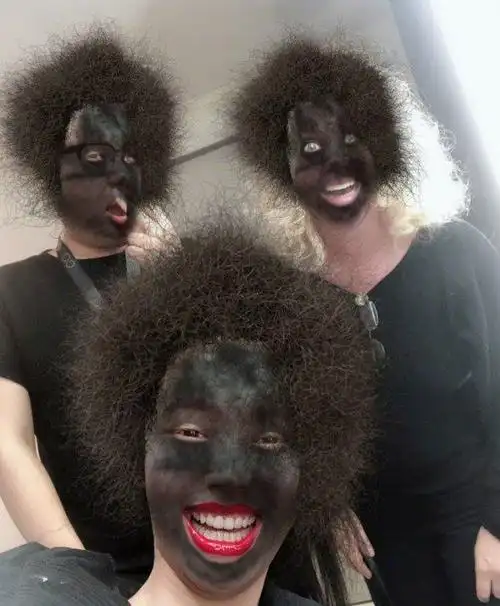 林允晒搞怪自拍 红唇爆炸头加满脸黑太可怕了