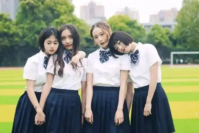 一般大型合影在操场结束后,女生都会先从宿舍开始拍摄,宿舍少了4个人