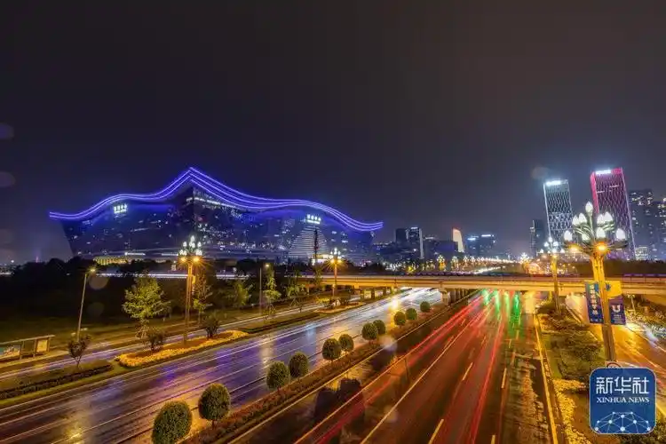 这是7月25日拍摄的成都环球中心一带夜景.新华社记者 黄伟 摄