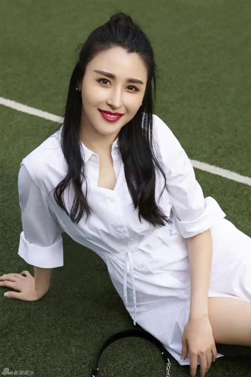 新浪娱乐讯 穆熙妍为某杂志拍摄时尚写真大片曝光,无论是妩媚红唇搭配