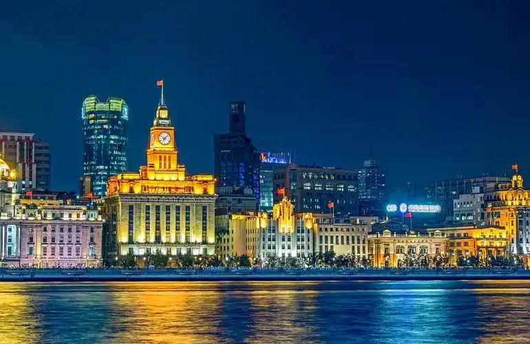 上海的夜景,集中在黄浦江两岸.