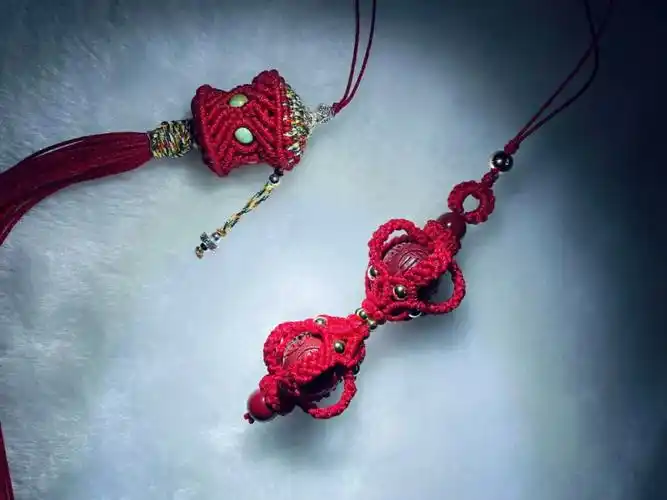 用朱砂的珠子手工编织金刚杵配转经筒