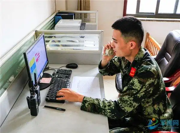 庄懿杰在办公室进行报务工作(李搏 摄)