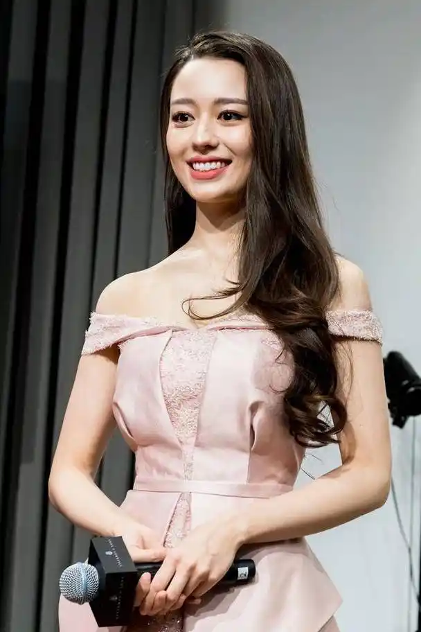 吉娜穿粉色连衣长裙亮相,瞬间减龄10岁