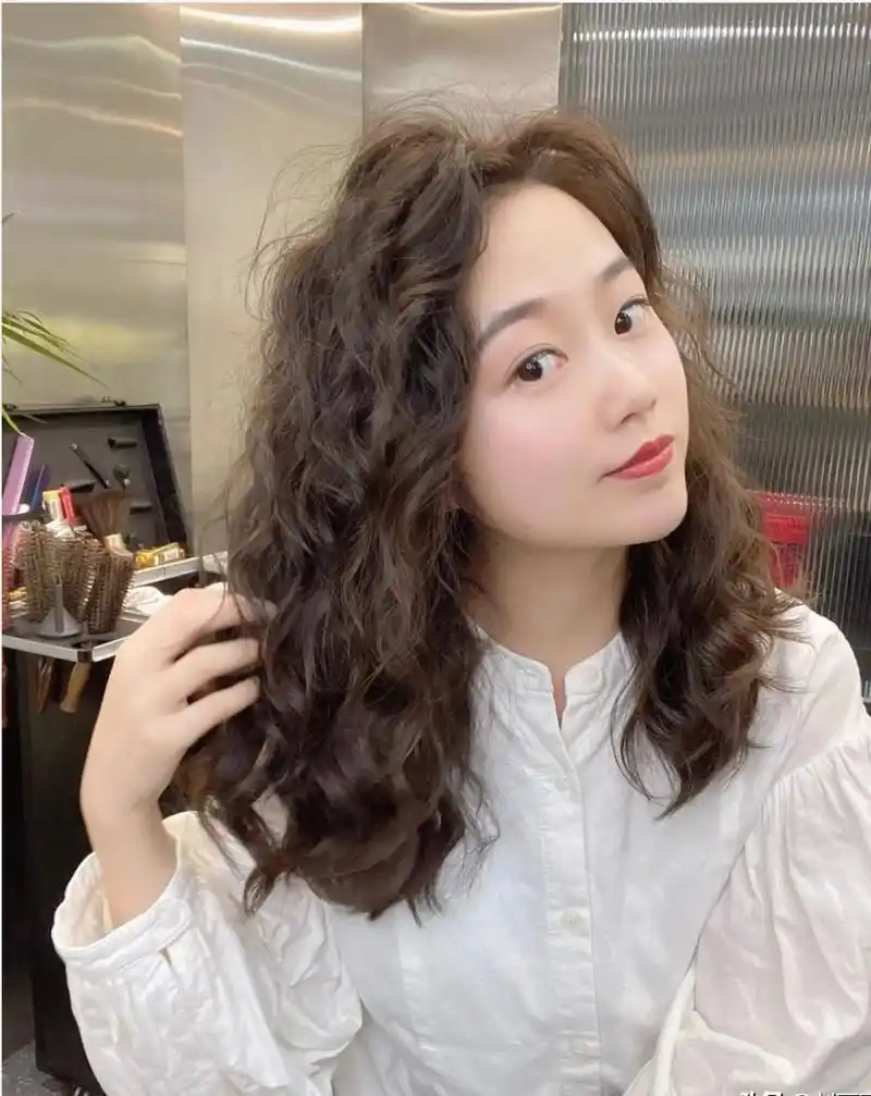 头发细软少发型怎么选?烫小卷就对了,不论长短都很美