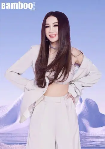 54岁温碧霞穿吊带裙性感妩媚内衣外穿事业线傲人