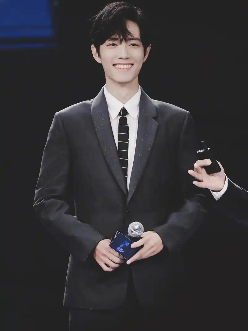 肖战新造型上线,穿黑西装大玩绅士诱惑,原来是个隐藏"腿精"!