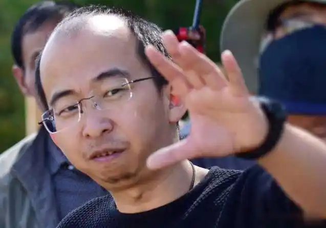 巨兴茂在接受采访的时候表示:他第一次遇见牟兴区的时候就喜欢上了她