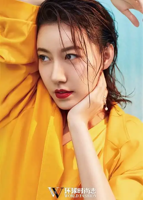 高露登杂志封面"淘气一夏" 优雅女精英变身俏皮小可爱