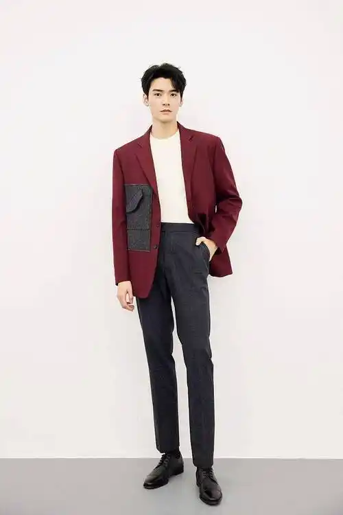 龚俊现身东方卫视春晚与机器人互动演绎新歌恭喜发财