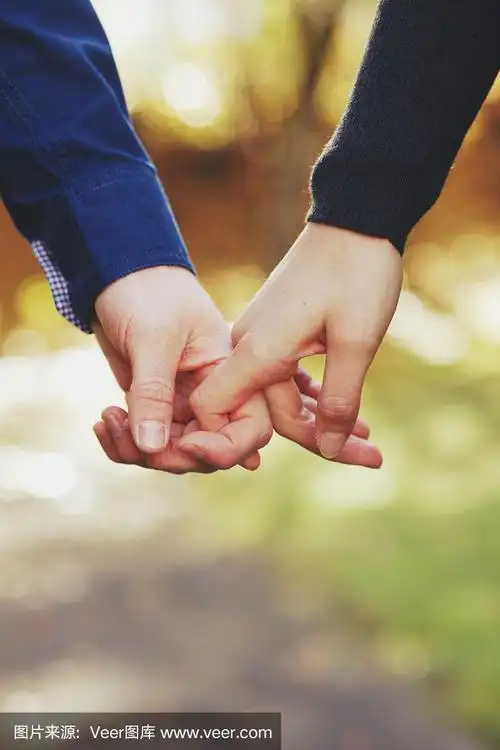 情侣牵手