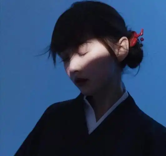 第一眼就吸引人的图片女生头像很小众却很惊艳的图片