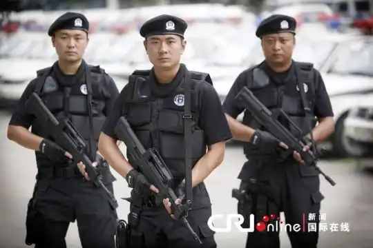 河南洛阳市公安局特警支队的大院里,身着全新的99式特战服的特警展示