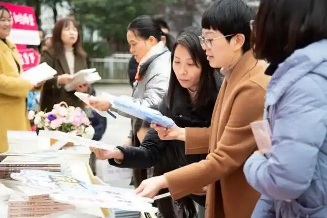 打卡合影,书籍赠送……天宫殿学校一大波活动庆祝"三