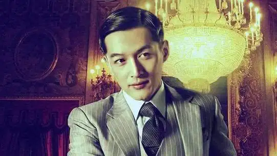 发型钟汉良堪称中国电视剧中的古装王子,留起民国风味浓重的分头造型