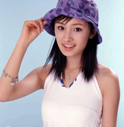 那个时候的杨幂还没有拔牙,脸型还是嫩牛五方的,但是她的眼神里