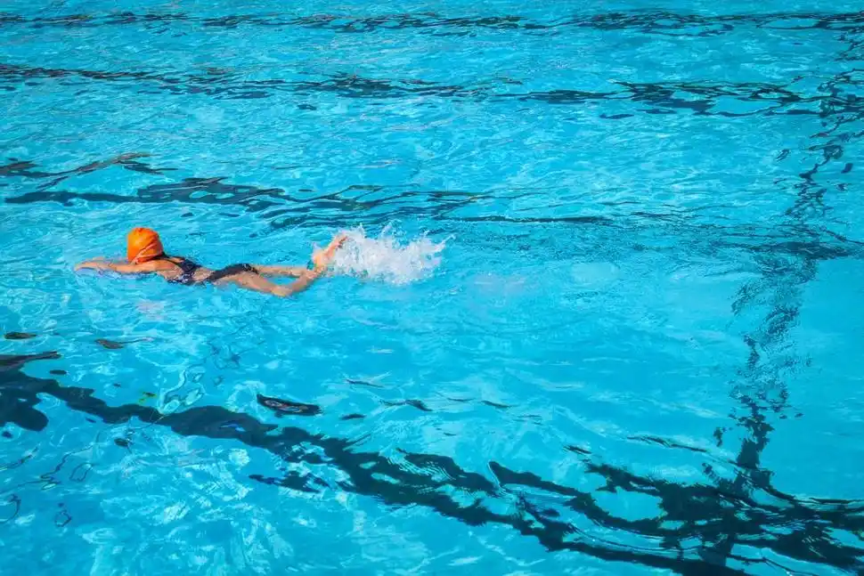 游泳的女孩,年轻的姑娘在池中游泳一天时间